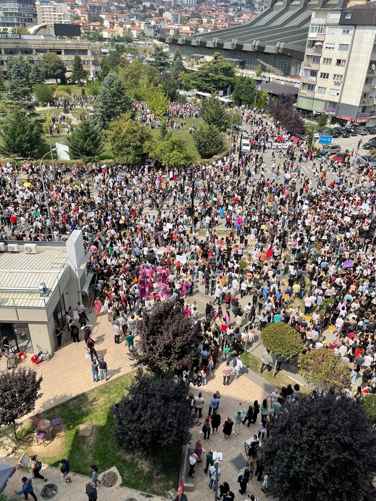 Mijëra njerëz në shesh kërkojnë drejtësi 11-vjeçaren në Prishtinë