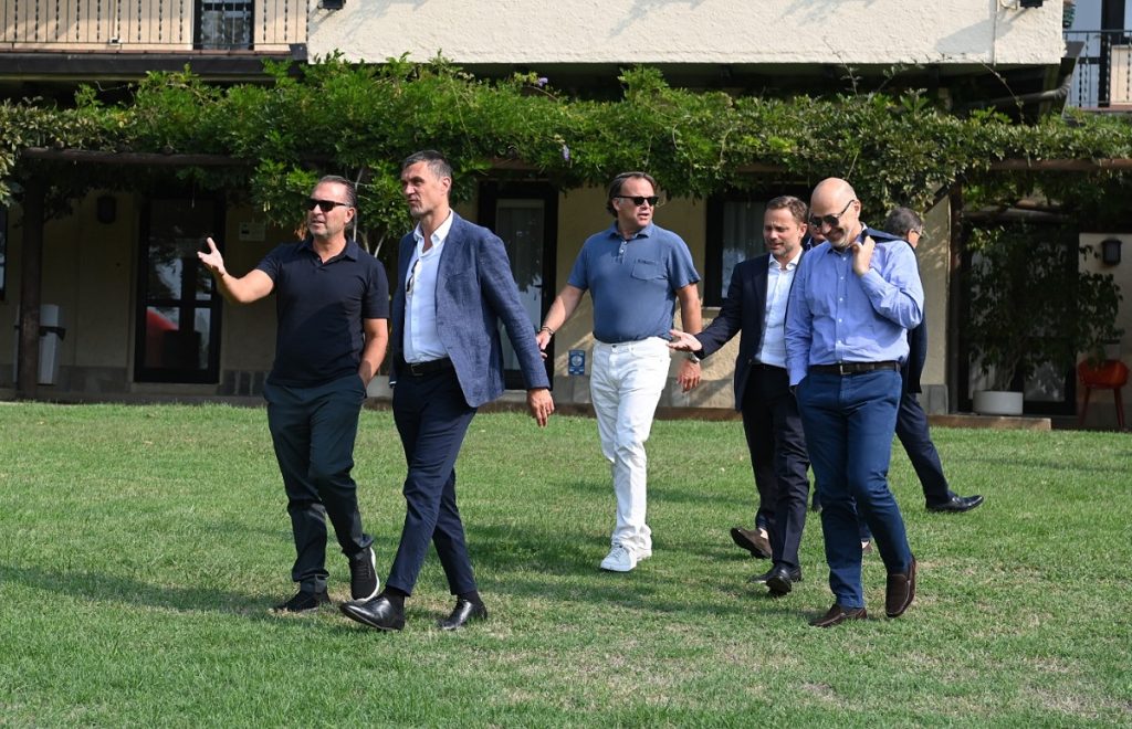 Gerry Cardinale takohet me lojtarët, pastaj viziton Milanello-n dhe bisedon me trajnerin Pioli - FOTOT