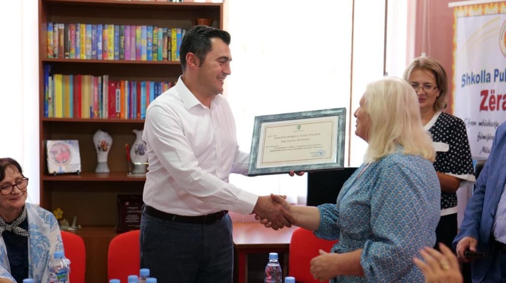 Kryetari i Bashkisë së Elbasanit pret dhe nderon Misionarët e Letrave Shqipe