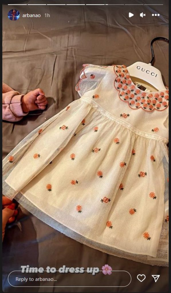 Zoi bën 1 muajshe, Arbana e vesh me fustan "Gucci" 800 euro (foto)
