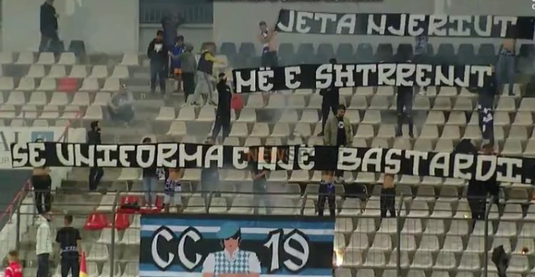 Tifozët e Tiranës shpalosin banderolën gjigante, mesazhi ishte super fantastik (foto)